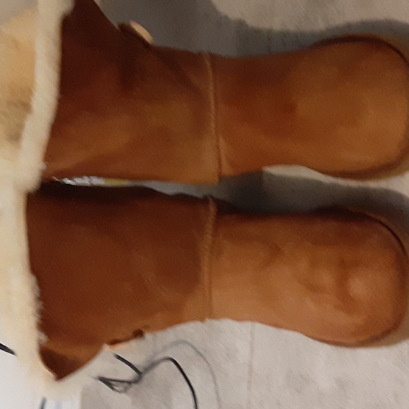 UGG size 8 - Picture 3 of 5